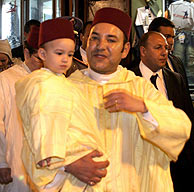 El Rey de Marruecos, en la medina de Fez, con el príncipe Mulay Hassan. (Foto: EFE)