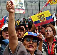 Manifestantes protestan en Quito contra el Gobierno ecuatoriano. (Foto: EFE)