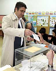 El candidato socialista, Patxi Lpez, mientras votaba en Bilbao. (Foto: EFE)