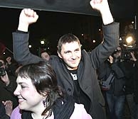 Arnaldo Otegi celebra la victoria del PCTV junto a su cabeza de lista por Vizcaya, Maite Aranburu. (Foto: Mitxi)