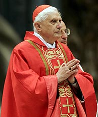 El cardenal Ratzinger, durante la misa oficiada en San Pedro. (Foto: EFE)