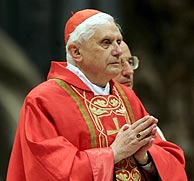 Joseph Ratzinger, durante la misa oficiada este lunes. (Foto: EFE)