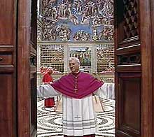 El cardenal Martini cierra las puertas de la Capilla Sixtina. (Foto: AFP)