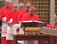 Los cardenales juran uno a uno ante el Evangelio. (Foto: TVE)