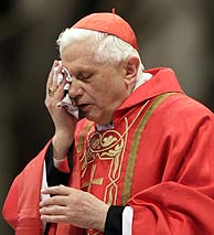 Ratzinger, durante la misa 'Pro Eligendo Papa'. (Foto: REUTERS)