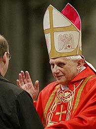 Ratzinger, durante la misa. (Foto: EFE)