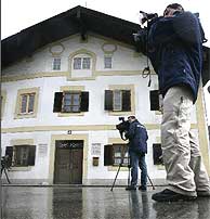 Cmaras graban en los alrededores de la casa donde se cri Ratzinger en Alemania. (Foto: REUTERS)