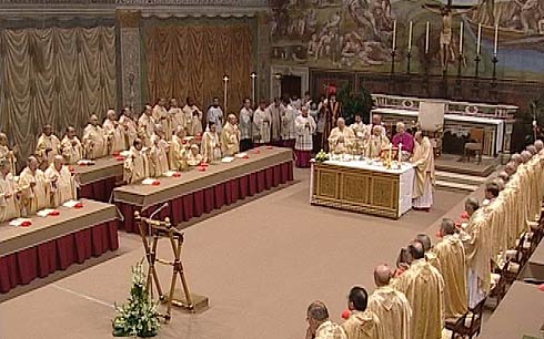 Los 114 cardenales, en la misa oficiada por Benedicto XVI.