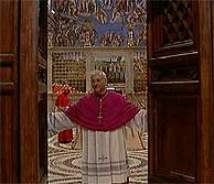 El cardenal Piero Marini cierra la puerta de la Capilla Sixtina para que d inicio el cnclave. (Foto: Reuters)
