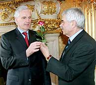 Maragall, con el ministro de Asuntos Exteriores francés, Michel Barnier. (Foto: EFE)