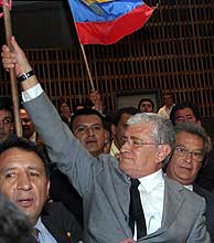 Palacio celebra con los manifestantes el derrocamiento de Gutirrez. (Foto: AFP)