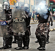 Unos policas cargan contra los manifestantes. (Foto:EFE)