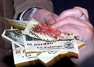 Panfletos de La Falange con restos de carne picada que fueron lanzados en el interior de la librera. (Foto: EFE)