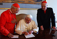 El Papa, con Sodano (dcha.), y el camarlengo (izda.). (Foto: AP)