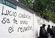 Pintadas en los muros de la embajada de Brasil. (Foto: EFE)