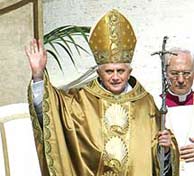 Benedicto XVI saluda a los asistentes a su misa de entronacin . (Foto: Corriere della Sera)