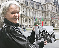 Francoise Bornet, en la actualidad, muestra la fotografía. (Foto: AP)