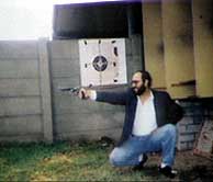 Fotografa en la que aparece "Abu Dahdah" en un campo de tiro. (Foto:EFE)