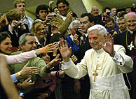 Ratzinger es aclamado por sus compatriotas. (Foto: REUTERS)