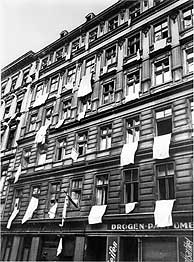 En la imgen, ropa blanca en un edificio de Berln como seal de rendicin pocos das antes de la capitulacin, que se firm el 8 de mayo de 1945. (Foto: EFE)