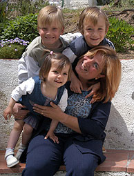 Mujer española con sus tres hijos ucranianos adoptados. (Foto: Marga Cruz)