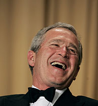 Bush se lo tom con humor. (Foto: AP)