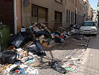 La basura est dificultando incluso el trfico en algunas calles. (Foto: El Mundo)