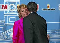 Gallardón besa a Aguirre. (Foto: Javi Martínez)
