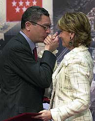 Gallardón besa a Aguirre. (Foto: EFE)