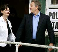 Blair y su mujer Cherie, despus de votar. (Foto:REUTERS)