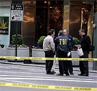 Miembros del FBI examinan la zona de las explosiones. (Foto: EFE)