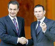 Zapatero e Ibarretxe, en las puertas de La Moncloa. (Foto: AP)