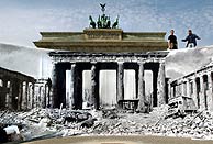 Una pantalla fotogrfica recuerda el fin de la II Guerra Mundial delante de la Puerta de Brandenburgo. (Foto: EFE)