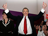 Tony y Cherie Blair, en la sede del partido laborista en Sedgefield. (Foto: AP)