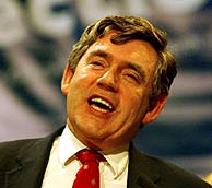 Gordon Brown ante los periodistas en la localidad escocesa de Kirkcaldy. (Foto: AP)