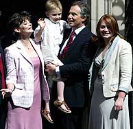 Blair posaba con su familia tras conocer su reeleccin. (Foto: EFE)