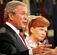 Bush, junto a la presidenta letona. (Foto: EFE)