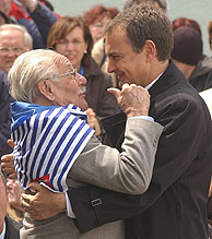 Zapatero saluda a un español superviviente de Mauthausen (Foto: EFE)