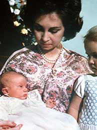 La princesa Doña Sofía con el príncipe Felipe recién nacido en sus brazos en 1968. (Foto: EFE)