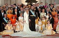 Foto de familia junto con las casas reales asistentes a la boda de los Príncipes el 22 de mayo de 2004. (Foto: EFE)