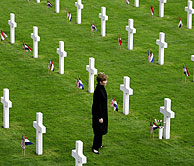 Laura Bush en el cementerio de Margraten. (Foto: EFE)