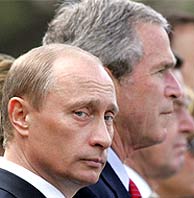 Putin y Bush durante el desfile. (Foto: REUTERS)