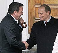 Putin saluda a Schröder antes del desfile. (Foto: EFE)