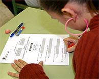 Una alumna realiza el examen en un centro pblico de Madrid. (Foto: EFE)