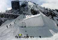 Operarios de la estación de esquí colocan la manta en el glaciar. (Foto: REUTERS)