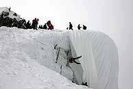 La manta cubre el acceso al glaciar. (Foto: REUTERS)