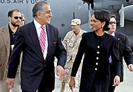 Zalmay Jalilzad, prximo embajador de EEUU en Irak, el pasado mes de marzo con Condoleezza Rice. (Foto: Reuters)
