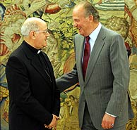El Rey con el presidente de la Conferencia Episcopal, monseñor Ricardo Blázquez. (Foto: Reuters)