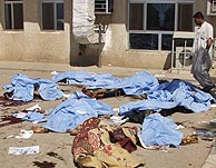 Varios muertos tendidos en el suelo en Hawija. (Foto:AP)