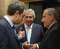 Alfonso Guerra, Zapatero y Arenas en los pasillos del Congreso. (Foto:EFE)